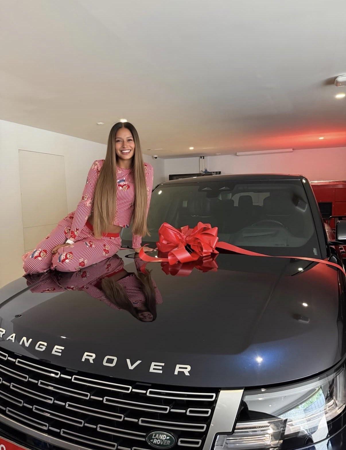 hth-惊喜，拉菲尼亚给妻子送了一辆全新的路虎揽胜
